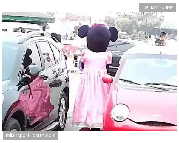 拉菲尼亚拎着一个小袋子下车,看到牌子那一刻我怀疑人生 拉菲尼亚拎着一个小袋子下车,看到牌子那一刻我怀疑人生